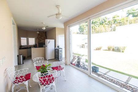 Casa de condomínio à venda com 570m², 4 quartos e 4 vagas Casa de condomínio à venda com 570m², 4 quartos e 4 vagasVaranda
