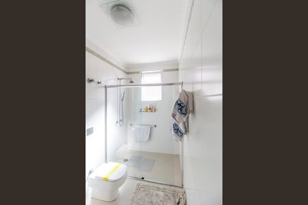 Casa de condomínio à venda com 570m², 4 quartos e 4 vagas Casa de condomínio à venda com 570m², 4 quartos e 4 vagasBanheiro da Suíte