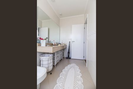Casa de condomínio à venda com 570m², 4 quartos e 4 vagas Casa de condomínio à venda com 570m², 4 quartos e 4 vagasBanheiro da Suíte