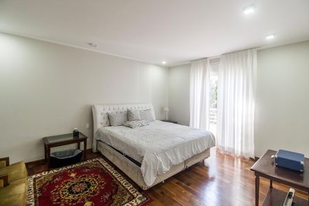 Casa de condomínio à venda com 570m², 4 quartos e 4 vagas Casa de condomínio à venda com 570m², 4 quartos e 4 vagasSuíte 2