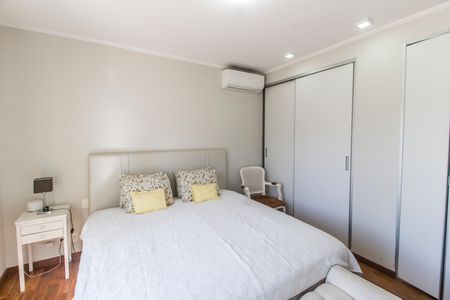 Casa de condomínio à venda com 570m², 4 quartos e 4 vagas Casa de condomínio à venda com 570m², 4 quartos e 4 vagasSuíte 3