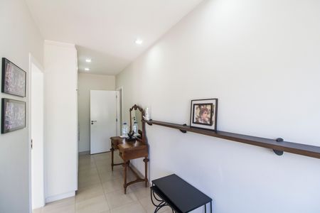Casa de condomínio à venda com 570m², 4 quartos e 4 vagas Casa de condomínio à venda com 570m², 4 quartos e 4 vagasCorredor