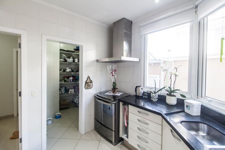 Casa de condomínio à venda com 570m², 4 quartos e 4 vagas Casa de condomínio à venda com 570m², 4 quartos e 4 vagasCozinha
