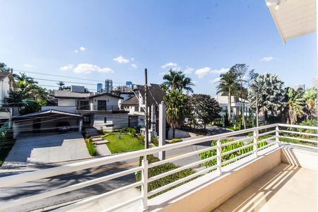 Casa de condomínio à venda com 570m², 4 quartos e 4 vagas Casa de condomínio à venda com 570m², 4 quartos e 4 vagasVaranda