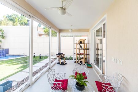 Casa de condomínio à venda com 570m², 4 quartos e 4 vagas Casa de condomínio à venda com 570m², 4 quartos e 4 vagasVaranda