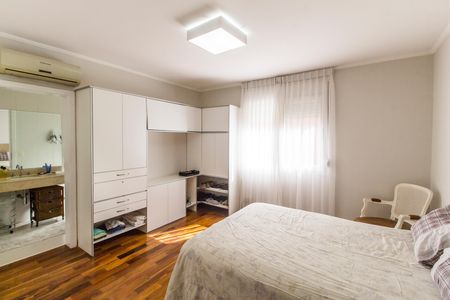 Casa de condomínio à venda com 570m², 4 quartos e 4 vagas Casa de condomínio à venda com 570m², 4 quartos e 4 vagasSuíte 1