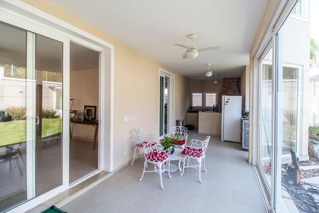 Casa de condomínio à venda com 570m², 4 quartos e 4 vagas Casa de condomínio à venda com 570m², 4 quartos e 4 vagasVaranda