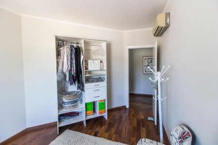 Casa de condomínio à venda com 570m², 4 quartos e 4 vagas Casa de condomínio à venda com 570m², 4 quartos e 4 vagasSuíte 4