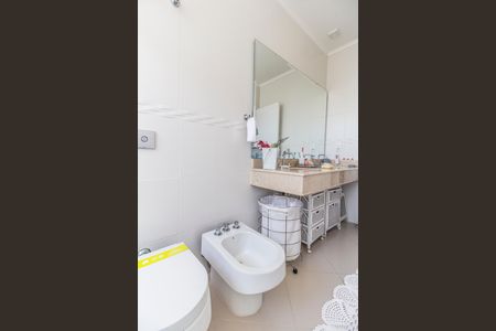 Casa de condomínio à venda com 570m², 4 quartos e 4 vagas Casa de condomínio à venda com 570m², 4 quartos e 4 vagasBanheiro da Suíte