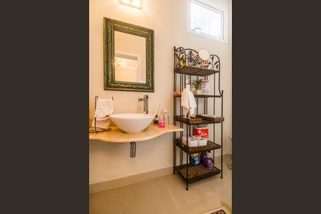 Casa de condomínio à venda com 570m², 4 quartos e 4 vagas Casa de condomínio à venda com 570m², 4 quartos e 4 vagasLavabo