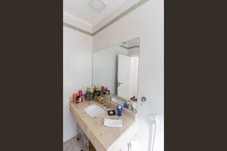 Casa de condomínio à venda com 570m², 4 quartos e 4 vagas Casa de condomínio à venda com 570m², 4 quartos e 4 vagasBanheiro da Suíte