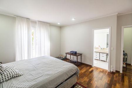 Casa de condomínio à venda com 570m², 4 quartos e 4 vagas Casa de condomínio à venda com 570m², 4 quartos e 4 vagasSuíte 2