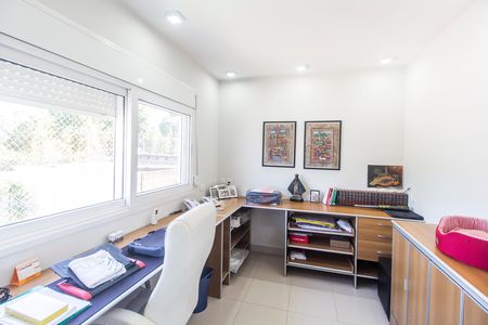Casa de condomínio à venda com 570m², 4 quartos e 4 vagas Casa de condomínio à venda com 570m², 4 quartos e 4 vagasEscritório