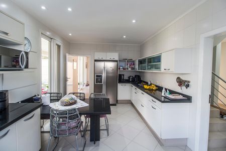 Casa de condomínio à venda com 570m², 4 quartos e 4 vagas Casa de condomínio à venda com 570m², 4 quartos e 4 vagasCozinha