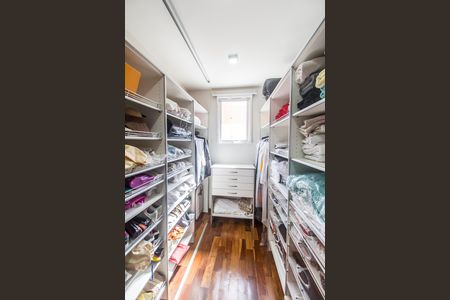Casa de condomínio à venda com 570m², 4 quartos e 4 vagas Casa de condomínio à venda com 570m², 4 quartos e 4 vagasCloset da suíte