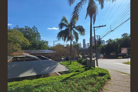 Casa de condomínio à venda com 570m², 4 quartos e 4 vagas Casa de condomínio à venda com 570m², 4 quartos e 4 vagasVista da Rua