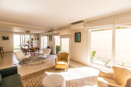 Casa de condomínio à venda com 570m², 4 quartos e 4 vagas Casa de condomínio à venda com 570m², 4 quartos e 4 vagasSala