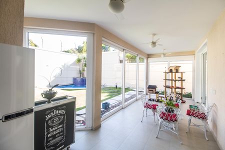 Casa de condomínio à venda com 570m², 4 quartos e 4 vagas Casa de condomínio à venda com 570m², 4 quartos e 4 vagasVaranda