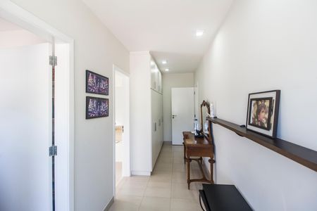 Casa de condomínio à venda com 570m², 4 quartos e 4 vagas Casa de condomínio à venda com 570m², 4 quartos e 4 vagasCorredor