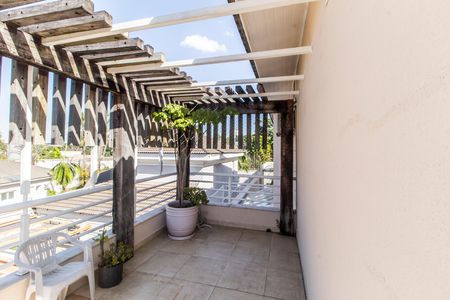Casa de condomínio à venda com 570m², 4 quartos e 4 vagas Casa de condomínio à venda com 570m², 4 quartos e 4 vagasVaranda