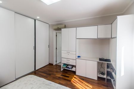 Casa de condomínio à venda com 570m², 4 quartos e 4 vagas Casa de condomínio à venda com 570m², 4 quartos e 4 vagasSuíte 1