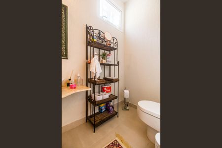 Casa de condomínio à venda com 570m², 4 quartos e 4 vagas Casa de condomínio à venda com 570m², 4 quartos e 4 vagasLavabo