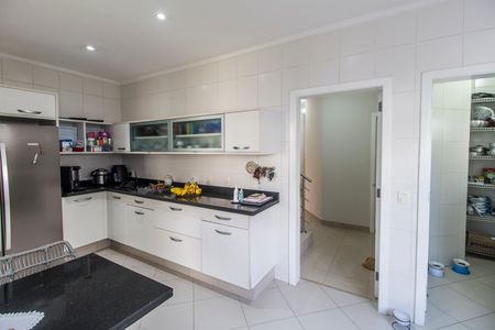 Casa de condomínio à venda com 570m², 4 quartos e 4 vagas Casa de condomínio à venda com 570m², 4 quartos e 4 vagasCozinha