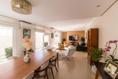 Casa de condomínio à venda com 570m², 4 quartos e 4 vagas Casa de condomínio à venda com 570m², 4 quartos e 4 vagasSala