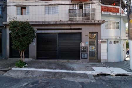 Casa à venda com 200m², 2 quartos e 3 vagas Casa à venda com 200m², 2 quartos e 3 vagasFachada