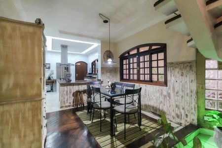Casa à venda com 256m², 4 quartos e 5 vagasSala