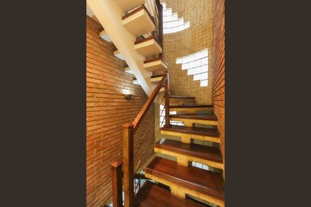 Casa à venda com 256m², 4 quartos e 5 vagasEscada