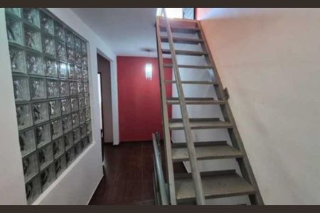 Casa à venda com 190m², 3 quartos e 1 vaga Casa à venda com 190m², 3 quartos e 1 vagaEscada