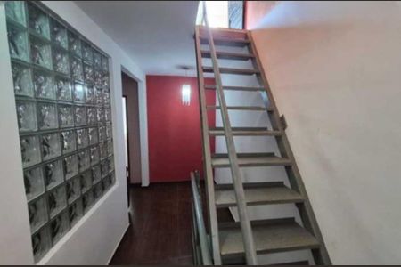 Casa à venda com 190m², 3 quartos e 1 vaga Casa à venda com 190m², 3 quartos e 1 vagaEscada