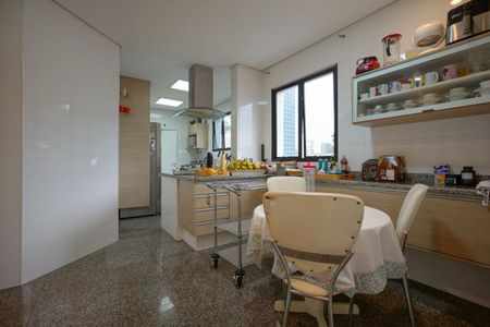 Apartamento à venda com 240m², 4 quartos e 4 vagas
