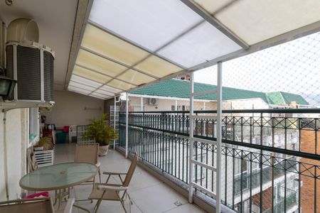 Apartamento à venda com 143m², 3 quartos e 1 vaga Apartamento à venda com 143m², 3 quartos e 1 vagaTerraço