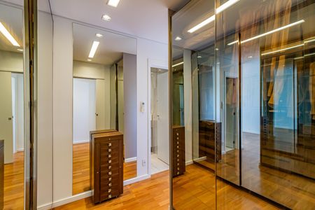 Apartamento para alugar com 100m², 2 quartos e 2 vagas Apartamento para alugar com 100m², 2 quartos e 2 vagasCloset da suíte 1