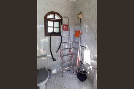 Casa à venda com 250m², 3 quartos e 2 vagas Casa à venda com 250m², 3 quartos e 2 vagasQuintal - Banheiro