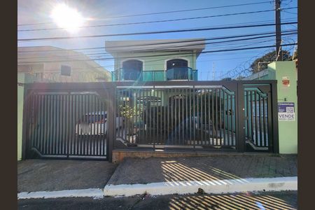 Casa à venda com 250m², 3 quartos e 2 vagas Casa à venda com 250m², 3 quartos e 2 vagasFachada