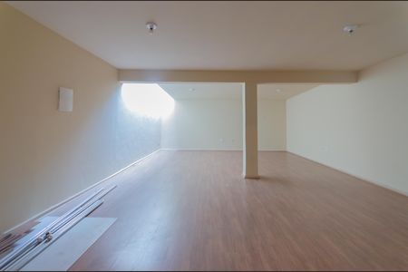 Casa à venda com 420m², 5 quartos e 3 vagas Casa à venda com 420m², 5 quartos e 3 vagasPorão