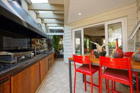 Casa à venda com 302m², 5 quartos e 3 vagas