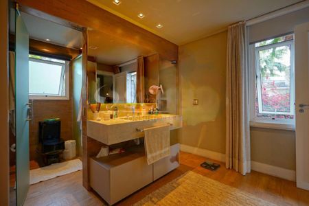 Casa à venda com 302m², 5 quartos e 3 vagas