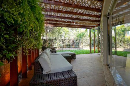 Casa à venda com 302m², 5 quartos e 3 vagas