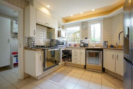 Casa à venda com 302m², 5 quartos e 3 vagas