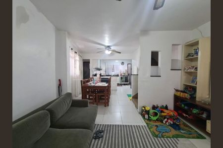 Casa à venda com 215m², 3 quartos e 3 vagas