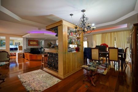 Casa à venda com 580m², 5 quartos e 5 vagas