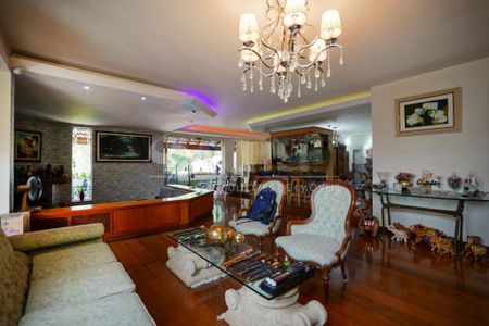 Casa à venda com 5 quartos, 580m² em Santo Amaro, São Paulo