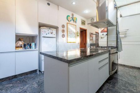 Casa à venda com 900m², 6 quartos e sem vaga