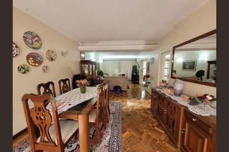 Casa à venda com 282m², 4 quartos e 4 vagas