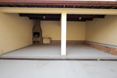 Casa à venda com 290m², 3 quartos e 5 vagas Casa à venda com 290m², 3 quartos e 5 vagasQuintal e Churrasqueira