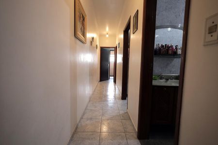 Casa à venda com 290m², 3 quartos e 5 vagas Casa à venda com 290m², 3 quartos e 5 vagasCorredor